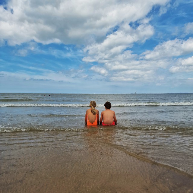 In Nieuwvliet-Bad is een houten loopbrug naar zee ter hoogte van Beach Resort Nieuwvliet-Bad. Dit pad naar zee bij strandopgang 16 loopt door natuurgebied de Verdronken Polder.