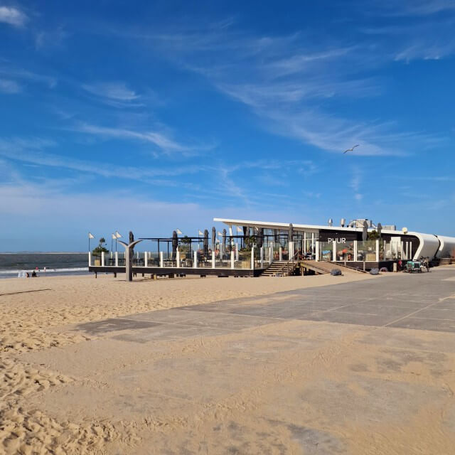 Zeeuws Vlaanderen met kinderen: kindvriendelijke tips voor gezinnen. In de Groese Polder kun je leuk wandelen. We parkeerden bij Parkeerplaats Strand Groede. Vervolgens maakten we een wandeling langs de Hangbrug Cletemspolder, het veerbootje en de speeltuin. Om daarna door te gaan naar het strand Groede en strandtent Puur.