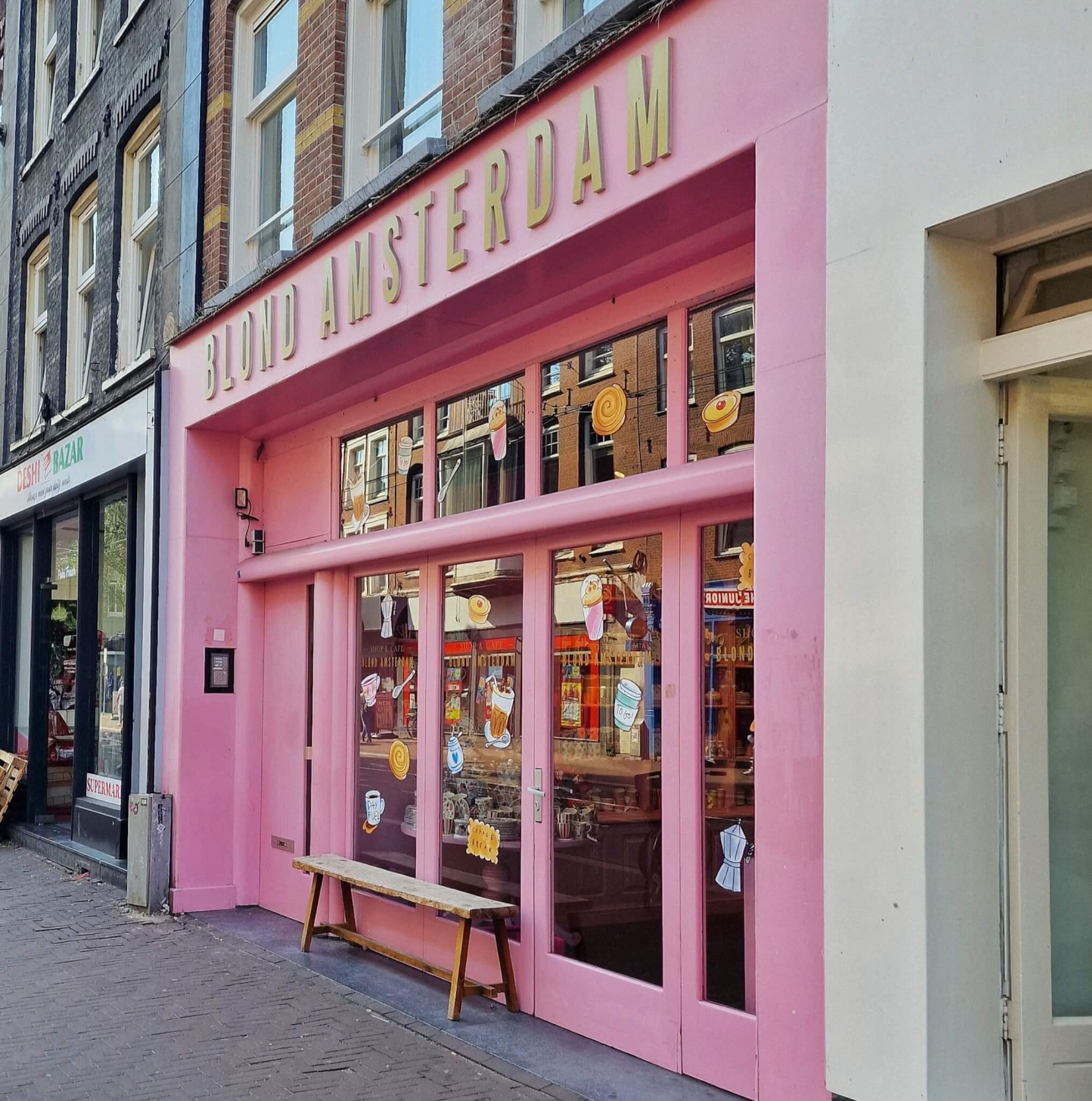 Café Blond Amsterdam: roze koffietentje met taartjes en high tea. Je kent het merk Blond Amsterdam waarschijnlijk van de kleurrijke speelse tekeningen op servies. Maar Blond Amsterdam heeft ook een bubblegum-roze winkel met café in de Pijp. Dit koffietentje is van onze favoriete plekken voor koffie, thee, taartjes en high tea.