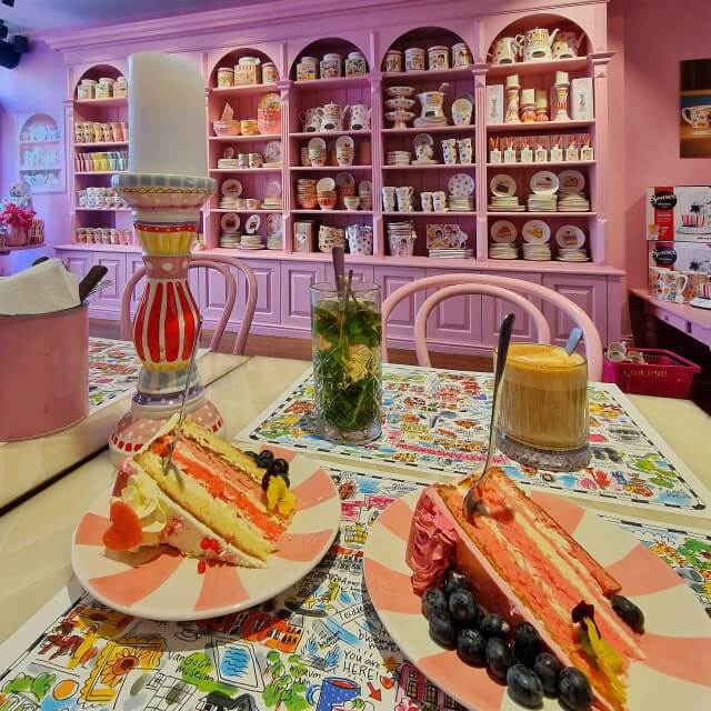 Café Blond Amsterdam: roze koffietentje met taartjes en high tea. Je kent het merk Blond Amsterdam waarschijnlijk van de kleurrijke speelse tekeningen op servies. Maar Blond Amsterdam heeft ook een bubblegum-roze winkel met café in de Pijp. Dit koffietentje is van onze favoriete plekken voor koffie, thee, taartjes en high tea.