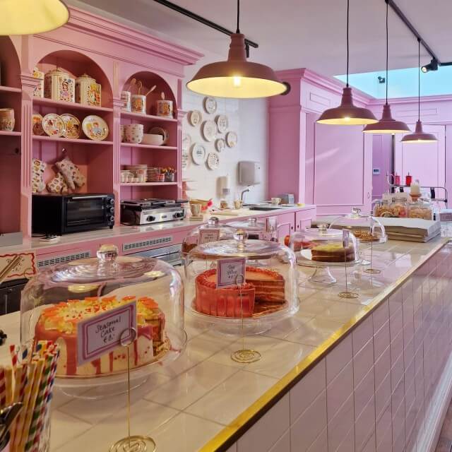 Café Blond Amsterdam: roze koffietentje met taartjes en high tea. Je kent het merk Blond Amsterdam waarschijnlijk van de kleurrijke speelse tekeningen op servies. Maar Blond Amsterdam heeft ook een bubblegum-roze winkel met café in de Pijp. Dit koffietentje is van onze favoriete plekken voor koffie, thee, taartjes en high tea.