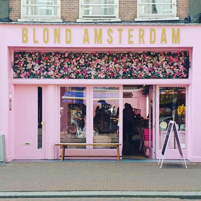 Café Blond Amsterdam: roze koffietentje met taartjes en high tea. Je kent het merk Blond Amsterdam waarschijnlijk van de kleurrijke speelse tekeningen op servies. Maar Blond Amsterdam heeft ook een bubblegum-roze winkel met café in de Pijp. Dit koffietentje is van onze favoriete plekken voor koffie, thee, taartjes en high tea.