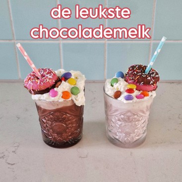 Recept voor de leukste chocolademelk. Bij koud weer hoort chocolademelk, vinden de kinderen. Groot gelijk hebben ze! En dit is het leukste recept voor chocolademelk, met de versiering en in verschillende kleuren. Een chocoladmelk met marshmallow sneeuwpop en een freak choco. Met gewone chocolademelk of roze ruby chocolademelk.