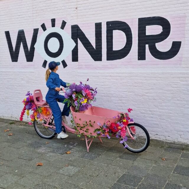 Wondr Experience Amsterdam. Wondr Experience is een favoriet uitje in Amsterdam voor tiener meiden die graag selfies maken. In telkens nieuwe decors kun je allerlei grappige kiekjes maken. Kijk je mee?