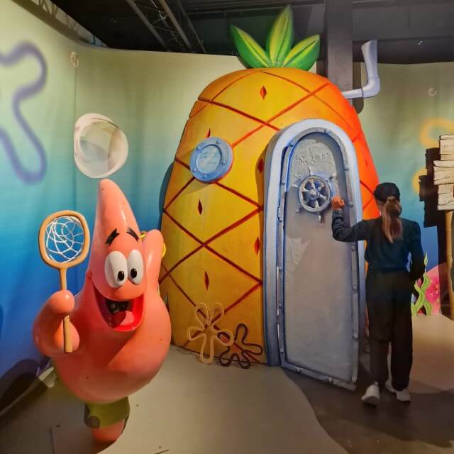 Wondr Experience Amsterdam: nu met SpongeBob SquarePants. Wondr Experience is een favoriet uitje in Amsterdam voor tiener meiden die graag selfies maken. In telkens nieuwe decors kun je allerlei grappige kiekjes maken. Goed nieuws voor de fans: sindskort kun je SpongeBob SquarePants er ook bewonderen.