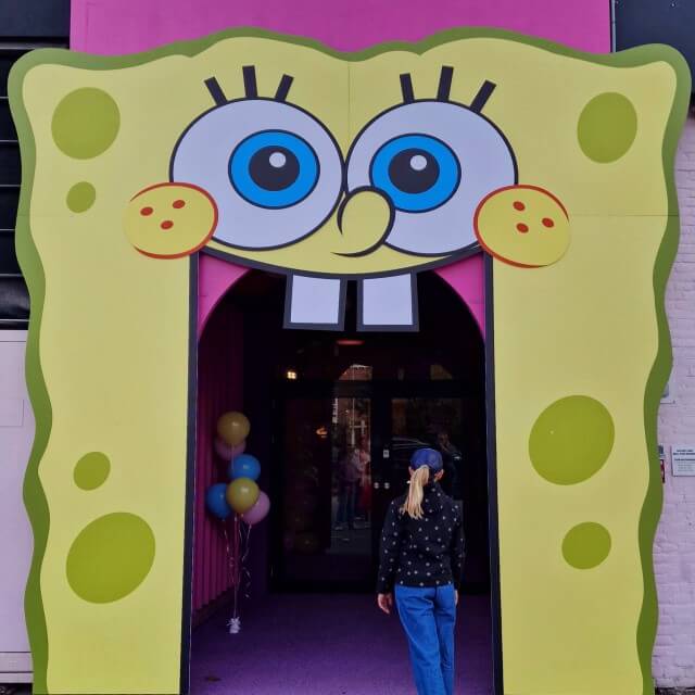 Wondr Experience Amsterdam: nu met SpongeBob SquarePants. Wondr Experience is een favoriet uitje in Amsterdam voor tiener meiden die graag selfies maken. In telkens nieuwe decors kun je allerlei grappige kiekjes maken. Goed nieuws voor de fans: sindskort kun je SpongeBob SquarePants er ook bewonderen.