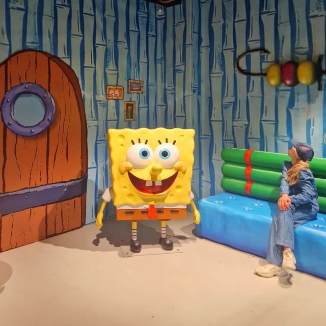 Wondr Experience Amsterdam: nu met SpongeBob SquarePants. Wondr Experience is een favoriet uitje in Amsterdam voor tiener meiden die graag selfies maken. In telkens nieuwe decors kun je allerlei grappige kiekjes maken. Goed nieuws voor de fans: sindskort kun je SpongeBob SquarePants er ook bewonderen.