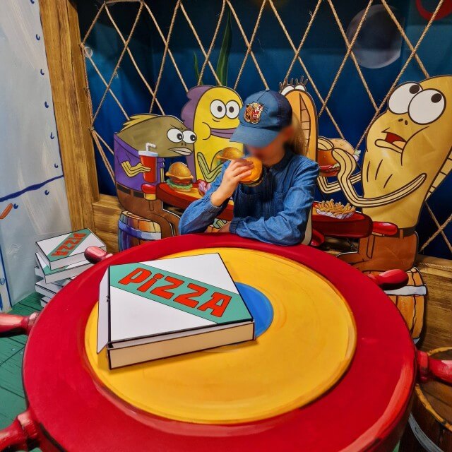 Wondr Experience Amsterdam: nu met SpongeBob SquarePants. Wondr Experience is een favoriet uitje in Amsterdam voor tiener meiden die graag selfies maken. In telkens nieuwe decors kun je allerlei grappige kiekjes maken. Goed nieuws voor de fans: sindskort kun je SpongeBob SquarePants er ook bewonderen.