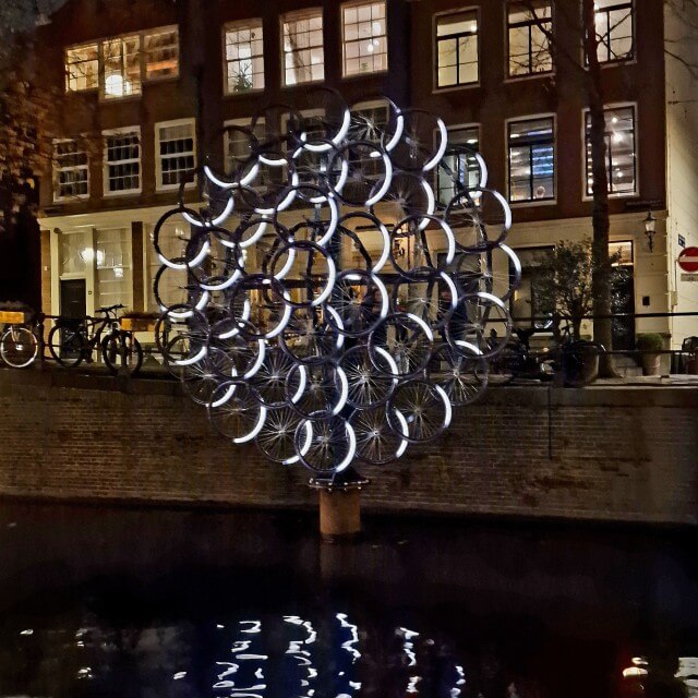 Amsterdam Light Festival: leuke en handige tips met kinderen en tieners. Ieder jaar gaan we naar het Amsterdam Light Festival met de kinderen. Het is inmiddels echt een jaarlijkse traditie. Je kunt een boottocht doen, maar ook de wandeling lopen. In dit artikel delen we handige en leuke tips voor dit familie uitje.