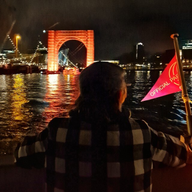 Amsterdam Light Festival: leuke en handige tips met kinderen en tieners. Ieder jaar gaan we naar het Amsterdam Light Festival met de kinderen. Het is inmiddels echt een jaarlijkse traditie. Je kunt een boottocht doen, maar ook de wandeling lopen. In dit artikel delen we handige en leuke tips voor dit familie uitje.