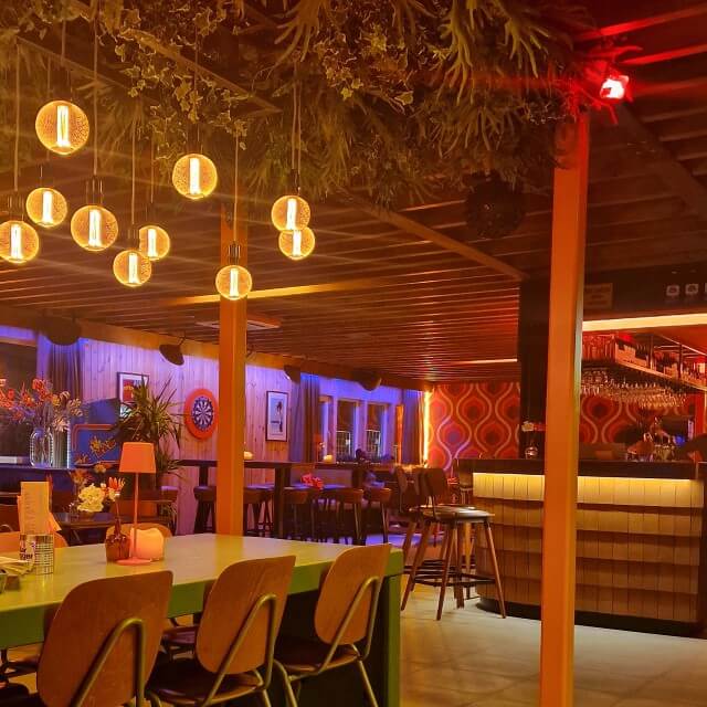 Bar Baggerbeest: leuk restaurant met tieners in Amsterdam Oost. Bar Baggerbeest is een restaurant op Zeeburgereiland, de nieuwste wijk van Amsterdam. Een fijne retro horecagelegenheid in Amsterdam Oost, leuk om met tieners wat te eten en drinken. Compleet met tafelvoetbal, dartbord, schaakspel, arcade computer en terras.