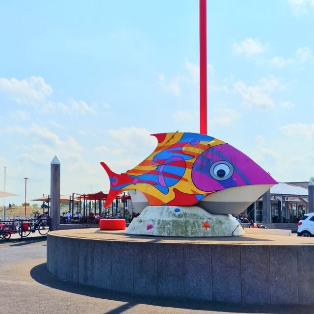 Zeeuws Vlaanderen met kinderen: kindvriendelijke tips voor gezinnen. Breskens is een havenstadje, waar visliefhebbers volop aan hun trekken komen. Verspreid over het centrum en de haven vind je allerlei kleurrijke kunstwerken, waarvan de rode pinguïns waarschijnlijk het bekendste zijn. De haven is nog volop in gebruik voor commerciële scheepvaart, maar je ziet er ook veel zeilboten. Je kunt hier ook een boottocht maken, bijvoorbeeld om zeehonden te spotten.