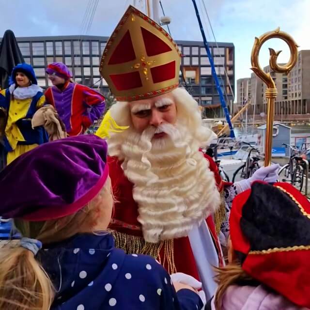 De leukste Sinterklaas intochten, uitjes en weekendjes weg. We kijken natuurlijk allemaal naar de intocht van Sinterklaas en de Pieten, live of op televisie. Voor wie er geen genoeg van kan krijgen zijn er nog veel meer leuke intochten en uitjes. Van al die Sinterklaas intochten en andere uitjes vind je hier de leukste op een rijtje.