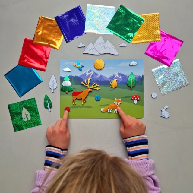 Foil Fun is een knutsel pakket waar kinderen zich lekker mee kunnen vermaken. Het is makkelijk voor kids om te doen, maar het effect is heel tof. Ons meisje maakte er dit herfst- en winterlandschapje mee. Ook leuk om als A4 kerstkaart op te sturen.