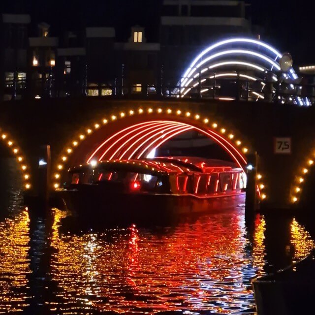 Amsterdam Light Festival: leuke en handige tips met kinderen en tieners. Ieder jaar gaan we naar het Amsterdam Light Festival met de kinderen. Het is inmiddels echt een jaarlijkse traditie. Je kunt een boottocht doen, maar ook de wandeling lopen. In dit artikel delen we handige en leuke tips voor dit familie uitje.