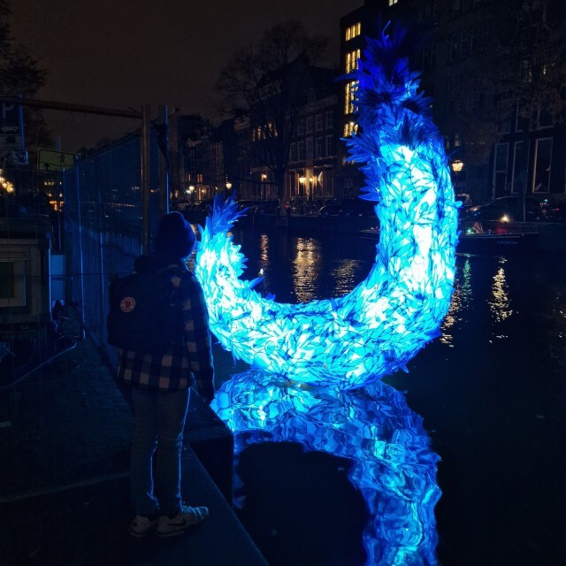 Amsterdam Light Festival: leuke en handige tips met kinderen en tieners. Ieder jaar gaan we naar het Amsterdam Light Festival met de kinderen. Het is inmiddels echt een jaarlijkse traditie. Je kunt een boottocht doen, maar ook de wandeling lopen. In dit artikel delen we handige en leuke tips voor dit familie uitje.