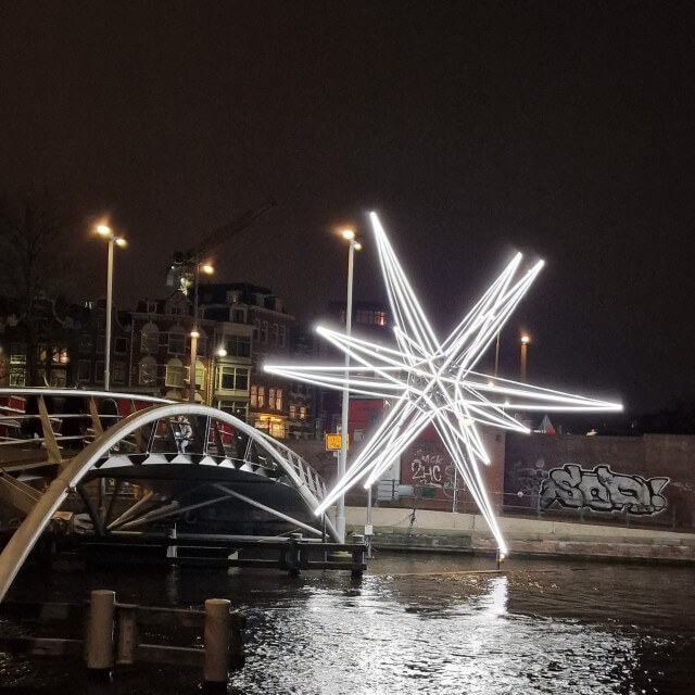 Amsterdam Light Festival: leuke en handige tips met kinderen en tieners. Ieder jaar gaan we naar het Amsterdam Light Festival met de kinderen. Het is inmiddels echt een jaarlijkse traditie. Je kunt een boottocht doen, maar ook de wandeling lopen. In dit artikel delen we handige en leuke tips voor dit familie uitje.