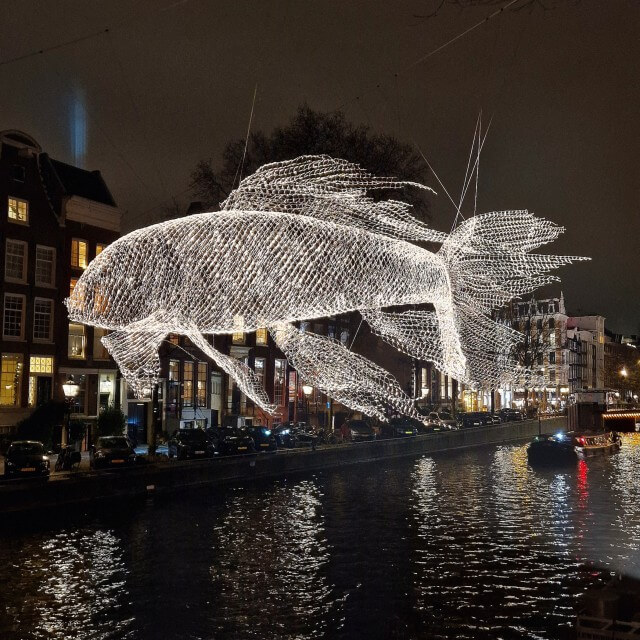 Amsterdam Light Festival: leuke en handige tips met kinderen en tieners. Ieder jaar gaan we naar het Amsterdam Light Festival met de kinderen. Het is inmiddels echt een jaarlijkse traditie. Je kunt een boottocht doen, maar ook de wandeling lopen. In dit artikel delen we handige en leuke tips voor dit familie uitje.