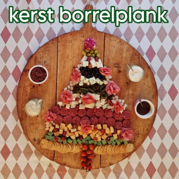 Borrelplank voor kerst voor een kerstborrel met kinderen. Heb je binnenkort een kerstborrel met kinderen? Dan is een borrelplank voor kerst extra leuk in kerst thema. Ik laat zien we hoe we een kerstborrelplank maken.