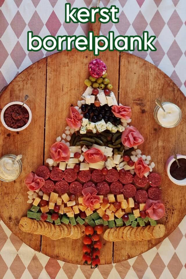 Borrelplank voor kerst voor een kerstborrel met kinderen. Heb je binnenkort een kerstborrel met kinderen? Dan is een borrelplank voor kerst extra leuk in kerst thema. Ik laat zien we hoe we een kerstborrelplank maken.