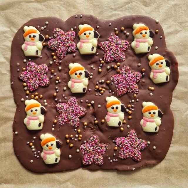 Recepten kerstdiner en kerstontbijt met kinderen, school en thuis Toen we een paar chocoladeletters over hadden, maakten we deze kerst chocolade. Leuk om mee te nemen als cadeau voor het kerstdiner. 