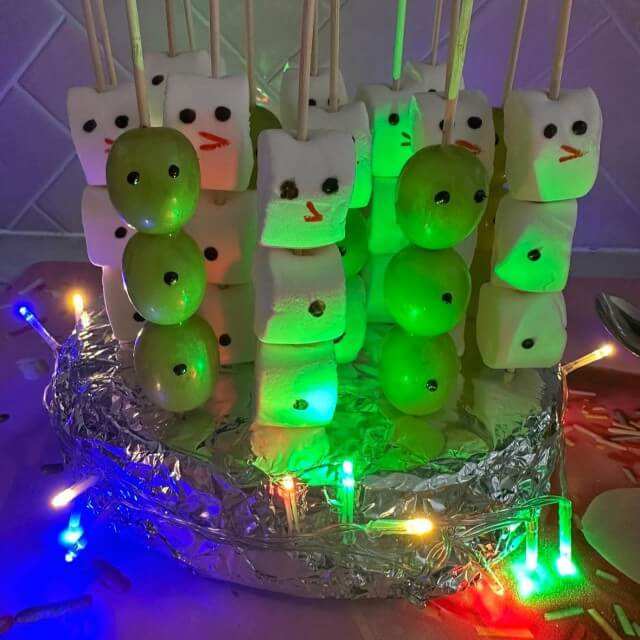 Cindy liet zich inspireren door onze mozzarella sneeuwpopjes en onze chocolademelk sneeuwpopjes. Ze gaf er haar eigen draai aan, het werden deze schattige sneeuwpopjes van marshmallows en druiven.