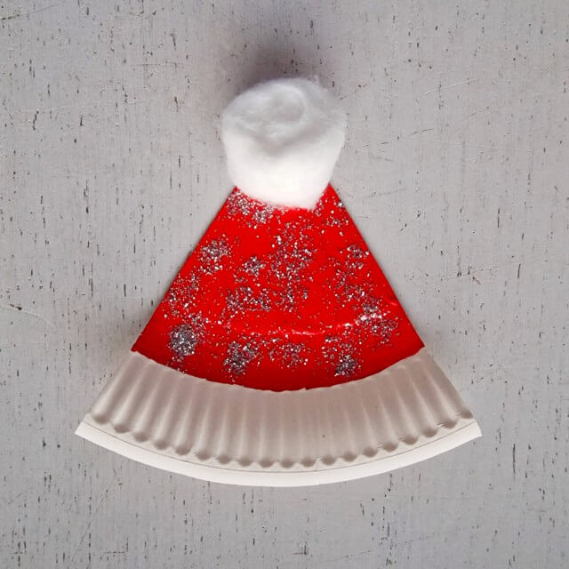 Kerst knutselen: heel veel ideeën voor peuters, kleuters, kinderen en tieners. Denk aan kerstbomen, kerstmannetjes, kerstengelen, rendieren, kerstballen, kerstlichtjes en kerststerren. Deze kerstmuts maakten we van een papieren bordje.