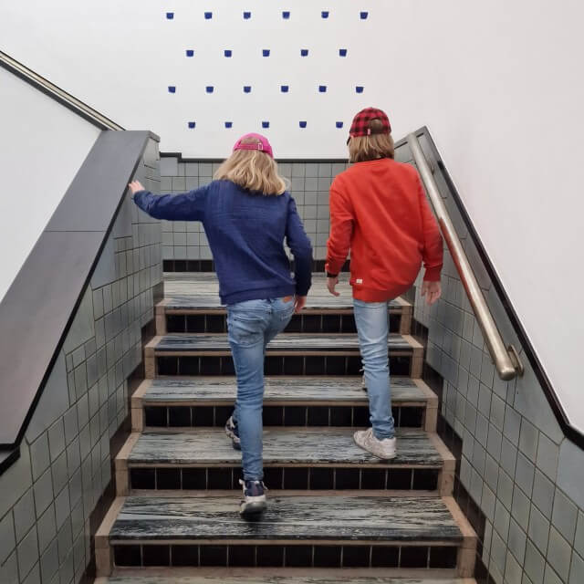 Het Kunstmuseum in Den Haag met kinderen en tieners. Het Kunstmuseum in Den Haag heette voorheen het Gemeentemuseum. Het is een prachtig gebouw, ontworpen door Berlage. Met een mooie overdekte binnenplaats, waar je even wat kunt eten of drinken.