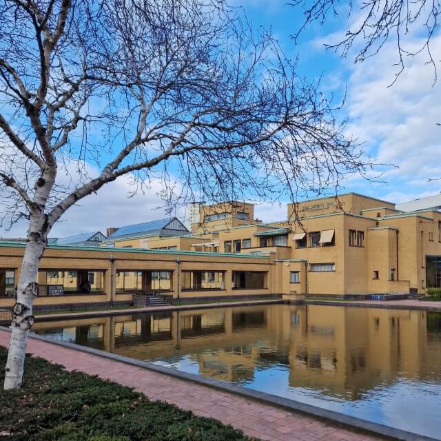 Het Kunstmuseum in Den Haag met kinderen en tieners. Het Kunstmuseum in Den Haag heette voorheen het Gemeentemuseum. Het is een prachtig gebouw, ontworpen door Berlage. Met een mooie overdekte binnenplaats, waar je even wat kunt eten of drinken.