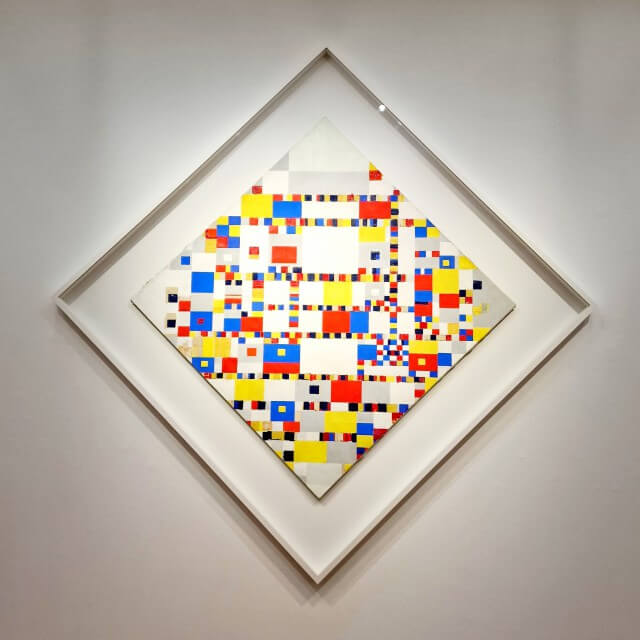 Het Kunstmuseum in Den Haag met kinderen en tieners. Je kent misschien de Wonderkamers, er is ook een indrukwekkende vaste collectie moderne kunst, zoals van Mondriaan. Daarnaast zijn er vaak hele leuke wisselende tentoonstellingen.