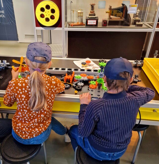 Museon-Omniversum in Den Haag met kinderen en tieners. Op de begane grond van het hoofdgebouw is de vaste tentoonstelling One Planet NOW! Hier ga je op ontdekking in de natuur. In het Discover Lab kun je zelf aan de slag met techniek.