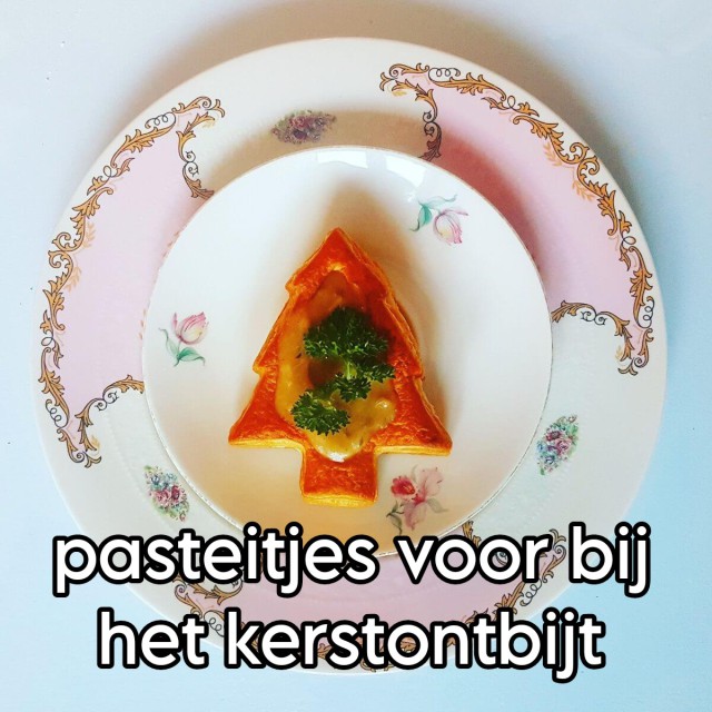 Pasteitjes voor het kerstontbijt met kids: het allerlekkerste recept. Met kerst maakte mijn moeder altijd pasteitjes met kalfsragout. Geen idee hoe ze daar ooit bij gekomen is, maar voor ons betekende een kerstontbijt pasteitjes. Vanzelfsprekend gevolgd door kerststol. Dit is het allerlekkerste recept voor pasteitjes bij het kerstontbijt.