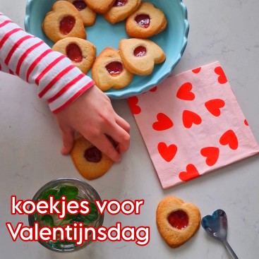 Hartjes koekjes bakken voor Valentijnsdag. De kinderen zijn altijd op zoek naar een smoes om koekjes te bakken en te versieren. Dit keer was de smoes Valentijnsdag, een perfecte reden voor het bakken van koekjes!