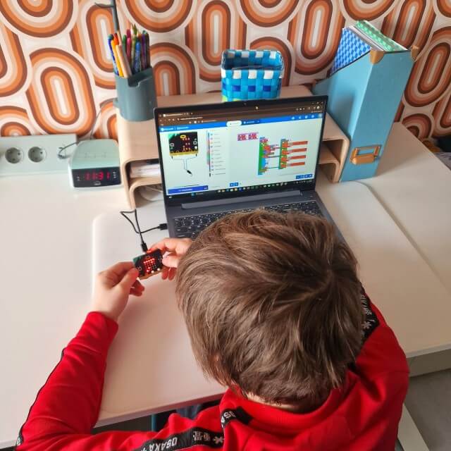 Programmeren met microbits. De laatste tijd speelt onze jongen regelmatig met een microbit. De basis is van de Microbit is een programmeer website met woordblokken en programmeertalen JavaScript en Python. Daarnaast kun je er een klein schermpje bij kopen, daarmee kan je allerlei geprogrammeerde handelingen uitvoeren.