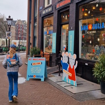 Het Muizenhuis: ideeën om te knutselen en een uitje in Amsterdam. Je kent het Muizenhuis van Karina Schaapman vast van de boeken. Maar je kunt het Muizenhuis ook zelf knutselen. En weet je dat je het Muizenhuis in Amsterdam ook kunt bezoeken?