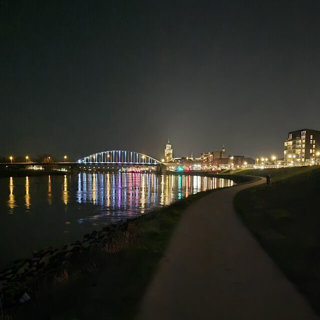 Loop langs het water van het Pothoofd naar het centrum, dan heb je een prachtig uitzicht op de Wilhelminabrug en de Lebuïnuskerk in Deventer.