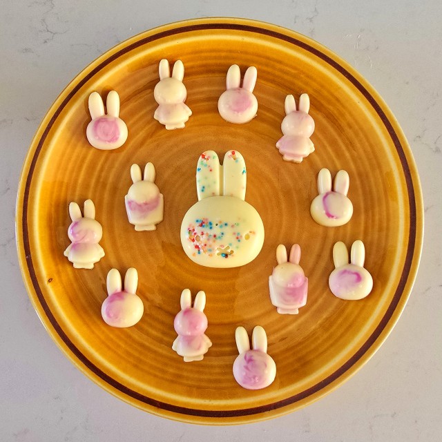 Knutselen met eten voor Pasen: zoete recepten en ideeën. Wil je eens wat anders dan paaseitjes? Dan zijn deze Nijntje chocolaatjes leuk.