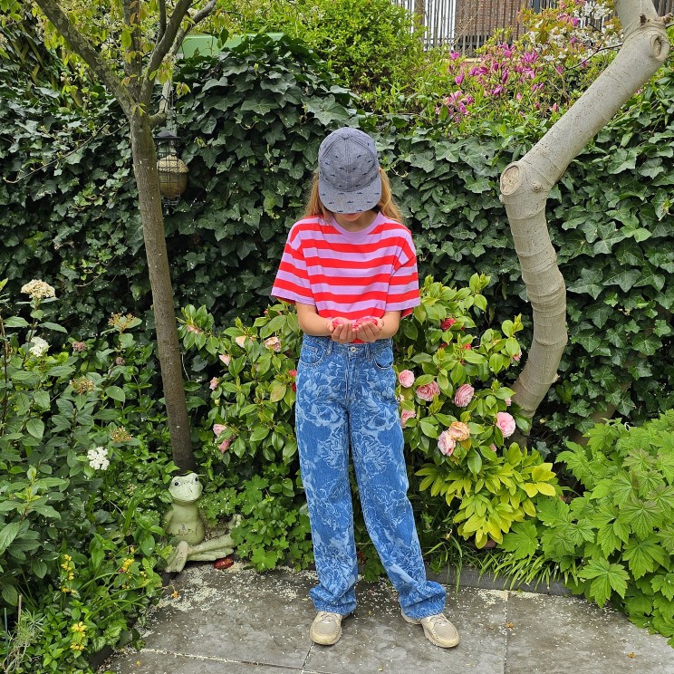 Leuke tienerkleding merken voor jongens en meiden. Dochterlief kreeg van Vingino deze lente outfit. Ze is gek op flared en wide leg jeans. Maar deze Cato Laser jeans met bloemen print is helemaal fantastisch. En het zomerse shirtje in rood en lila is lekker vrolijk.