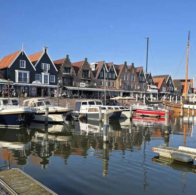 Je denkt bij Volendam misschien vooral aan de traditionele typisch Hollandse restaurantjes. Die zijn er ook veel, vooral op de Dijk. Daarnaast vind je daar veel winkels met ijs, stroopwafels en andere zoetigheid.